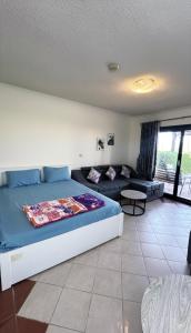 un dormitorio con una cama y un sofá en la hacienda studio, en Ras Sedr