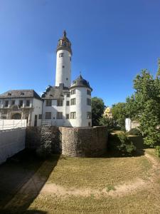 美因河畔法兰克福Shumiland in Frankfurt near Messe, Airport的一座顶部有灯塔的建筑