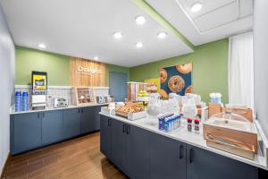 a bakery with blue cabinets and a counter at Spark By Hilton Cleveland Beachwood in Beachwood