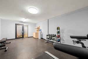 a gym with cardio equipment in a room at Spark By Hilton Cleveland Beachwood in Beachwood