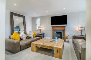 un salon avec un canapé et une table basse dans l'établissement 5 Bed in Chepstow oc-h34098, à Chepstow