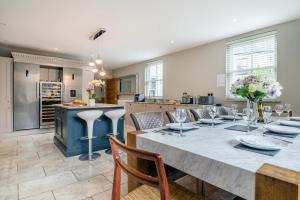 une salle à manger et une cuisine avec une table et des chaises dans l'établissement 5 Bed in Chepstow oc-h34098, à Chepstow