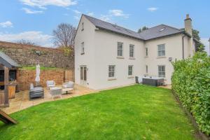 une image d'une maison avec une cour dans l'établissement 5 Bed in Chepstow oc-h34098, à Chepstow