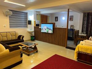 Et tv og/eller underholdning på Ragaveena, your home away from home