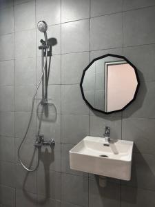 ein Badezimmer mit Waschbecken und Spiegel in der Unterkunft Omah Saha at Kraton in Ngabean