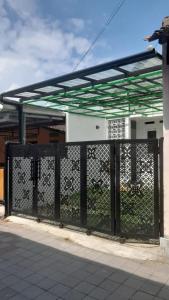 ein schwarzer Zaun vor einem Gebäude in der Unterkunft Omah Saha at Kraton in Ngabean