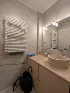 ein Badezimmer mit Waschbecken und Spiegel in der Unterkunft centre Auron calme et montagne in Saint-Étienne-de-Tinée + 3 Fotos