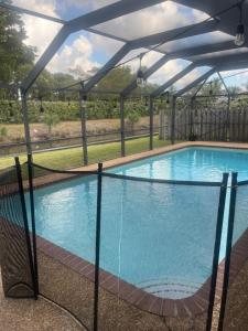 兰德尔希尔Home away from home的围绕着一个网的大型游泳池