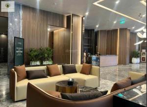 - un hall avec un canapé et une table dans l'établissement The Lumiere Riverside Apartment View City, à Hô-Chi-Minh-Ville