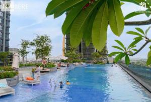 - une piscine dans un complexe avec des joueurs dans l'établissement The Lumiere Riverside Apartment View City, à Hô-Chi-Minh-Ville