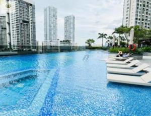 une grande piscine dans une ville avec de grands immeubles dans l'établissement The Lumiere Riverside Apartment View City, à Hô-Chi-Minh-Ville