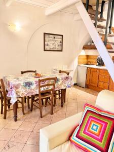 Una cocina y un comedor con mesa y sillas. en Trulli Bovio, en Alberobello