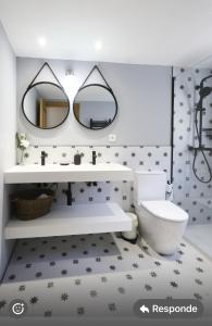 une salle de bains avec toilettes, lavabo et miroir dans l'établissement La Flor del Azafrán, à Lécera