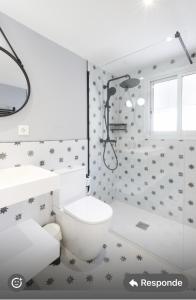 une salle de bains avec toilettes, lavabo et douche dans l'établissement La Flor del Azafrán, à Lécera