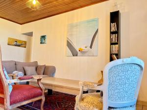 un salon avec un canapé, une table et des chaises dans l'établissement Le Petit Four à Pain - Maison 4 personnes à la Campagne, à Neuvicq-Montguyon