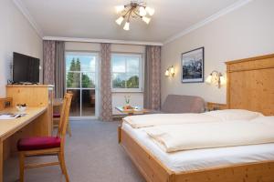 a hotel room with a bed and a desk at Hotel zur Post in Rohrdorf