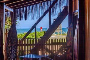 una scala con vista sulla spiaggia e sull'oceano di Pé na areia Brava 50m do mar Churras Ar Condincionado a Itajaí