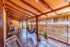 un portico con amaca e altalena di Pé na areia Brava 50m do mar Churras Ar Condincionado a Itajaí Altre 38 foto