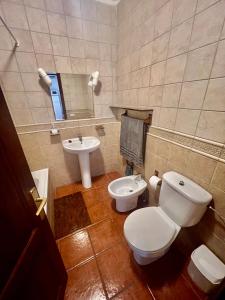 un bagno con un water e un lavandino di Lupita's House a Punta de Mujeres