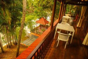 Un balcón o terraza en Backwater Retreat Kumarakom