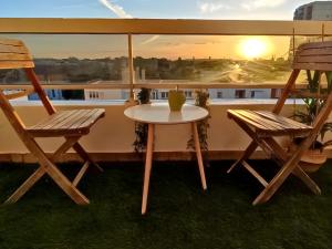 Dos sillas y una mesa en un balcón con vista. en The Golden Suite, en Islamabad