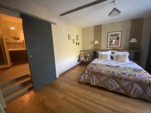 Postel nebo postele na pokoji v ubytování Maison Narbay 2 p