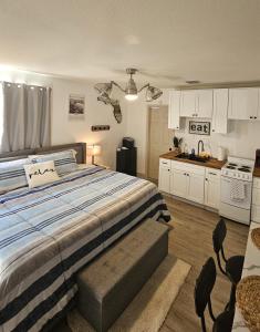 Kuchyň nebo kuchyňský kout v ubytování 10 Minutes from Universal - Relaxing Guest Suite