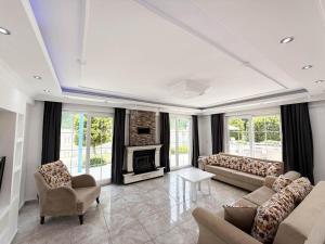 un ampio soggiorno con divani e camino di Villa Fergana a Ovacik