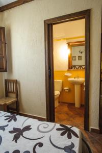 Postel nebo postele na pokoji v ubytování Casas rurales Batan Rio Tus + 197 fotografií