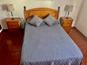un letto in una camera da letto con due comodini e due lampade di Lupita's House a Punta de Mujeres Altre 20 foto