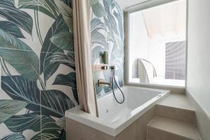 ein Badezimmer mit Waschbecken und Fenster in der Unterkunft Luxury apartment Porta Romana, Bocconi and city center in Mailand + 14 Fotos