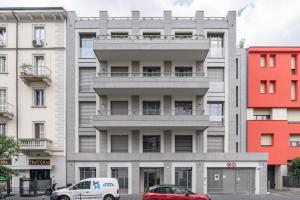 ein weißer Lieferwagen, der vor einem Gebäude geparkt ist in der Unterkunft Luxury apartment Porta Romana, Bocconi and city center in Mailand