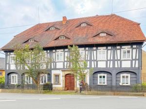 Ferienwohnung und Pension Goldberg في غروسشوناو: منزل ابيض واسود بسقف احمر