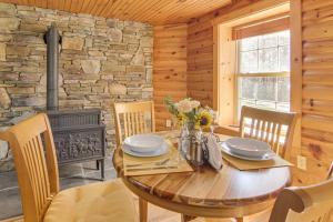 een eetkamer met een tafel en een houtkachel bij Hike, Golf and Explore Pet-Friendly Apt in Etowah in Etowah
