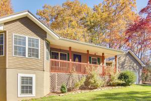 een huis met een hek ervoor bij Hike, Golf and Explore Pet-Friendly Apt in Etowah in Etowah