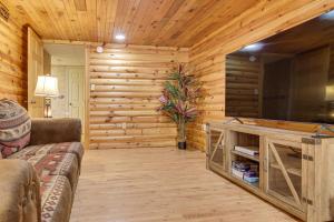 een woonkamer met een grote flatscreen-tv bij Hike, Golf and Explore Pet-Friendly Apt in Etowah in Etowah