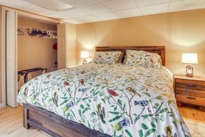 een slaapkamer met een groot bed met een sprei met bloemen bij Hike, Golf and Explore Pet-Friendly Apt in Etowah in Etowah
