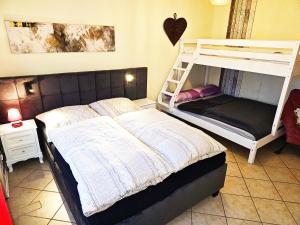 莱茵河畔威尔Haus Adelheid的一间卧室设有两张双层床和梯子 更多5张照片