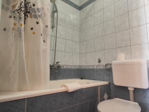 Et badeværelse på Victoria Apartments + 39 billeder