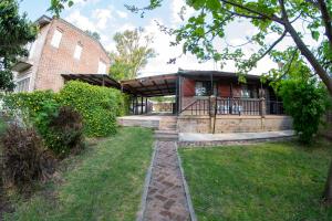 una casa con una pasarela delante de ella en Casa Mozart, en Victoria