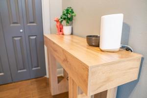 un tavolo di legno con una stufa sopra di 3BR Country Retreat with Pool, Gazebo and Play a Crestview Altre 24 foto