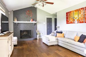 un soggiorno con divano e camino di 3BR Country Retreat with Pool, Gazebo and Play a Crestview