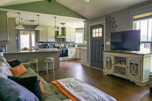 un soggiorno con divano e TV a schermo piatto di 3BR Country Retreat with Pool, Gazebo and Play a Crestview