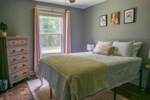 una camera da letto con un letto e una finestra di 3BR Country Retreat with Pool, Gazebo and Play a Crestview