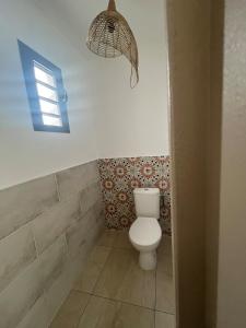 Et badeværelse på Case Ylang Blossom maison neuve avec piscine