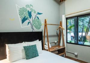 un dormitorio con una cama y una ventana y una cama sidx sidx sidx en Monteverde The Lodge, en Monteverde