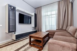 Μια τηλεόραση ή/και κέντρο ψυχαγωγίας στο 2-комнатная квартира с видом на набережную, ЖК Абай Жолы