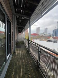 einen Balkon mit Aussicht in der Unterkunft Nexus - Top Floor City Views, Balcony & Parking in Birmingham