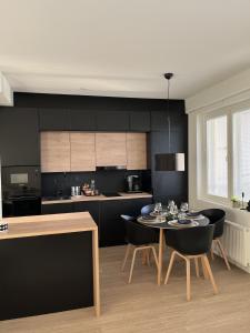 una cucina con un tavolo e sedie in una stanza di Keisari Apartment a Rovaniemi