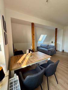 Una sala de estar con una mesa y sillas de madera. en Robbe beim Ochsenturm am Deich,  9 fotos más